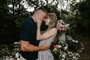 It’s a love story… and Taylor Swift said yes 💍  

(📸: Taylor Swift & Travis Kelce)

