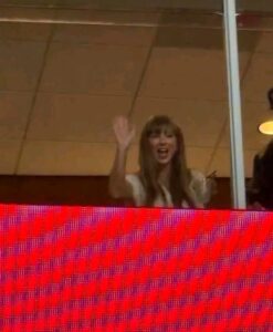 Breaking News: Taylor Swift CAUGHT at the Chiefs vs Chargers game waving to fans, here’s how she got in SECRETLY without anyone noticing... See More 
