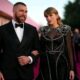 JUST IN: Taylor Swift and Travis Kelce Steal the Spotlight at the 2025 Kentucky Derby with a Stunning Grand Entrance—Fans Left in Awe as the Power Couple Arrives in Bold, Fashion-Forward Outfits, Radiating Glamour, Confidence, and Unmatched Star Power... See More