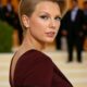 OMG!! Taylor Swift’s 2025 Pre-Met Gala Outfit and Stunning New Haircut Are Turning Heads in Kansas City… SEE 9 PHOTOS👇👇