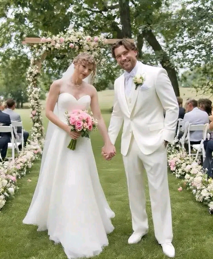 30 Minutes Ago: Travis Kelce and Taylor Swift’s Stunning New Wedding Photos Sparks Wild Reactions Across the Internet... The Couple’s Shocking Secret Revealed, Leaving Fans Completely Stunned!
