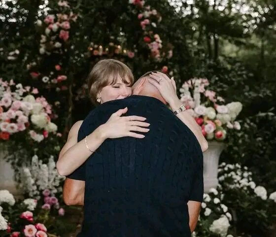 It’s a love story… and Taylor Swift said yes 💍 (📸: Taylor Swift & Travis Kelce)