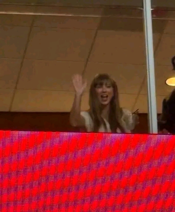 Breaking News: Taylor Swift CAUGHT at the Chiefs vs Chargers game waving to fans, here’s how she got in SECRETLY without anyone noticing... See More