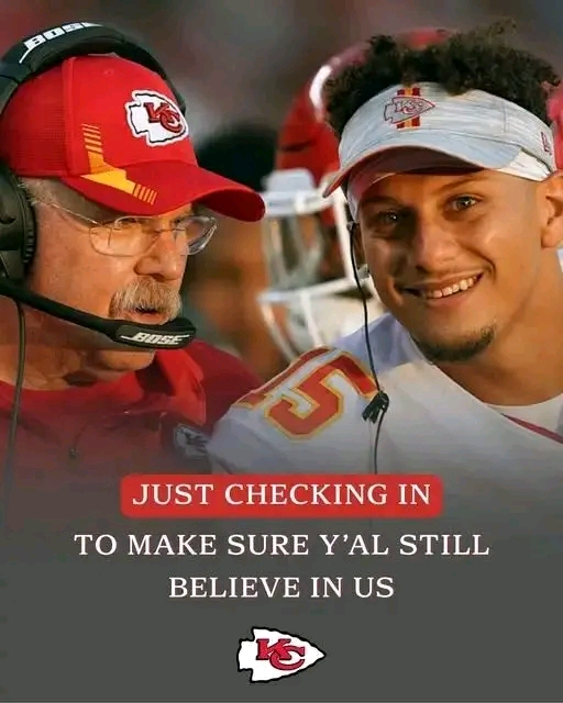 Looking at this photo, you don’t just see a coach and a quarterback — you see the heartbeat of Kansas City. No big speeches, no drama. Just a quiet lean-in, a calm smile, and the kind of trust built through storms, comebacks, and years of doing the impossible together.